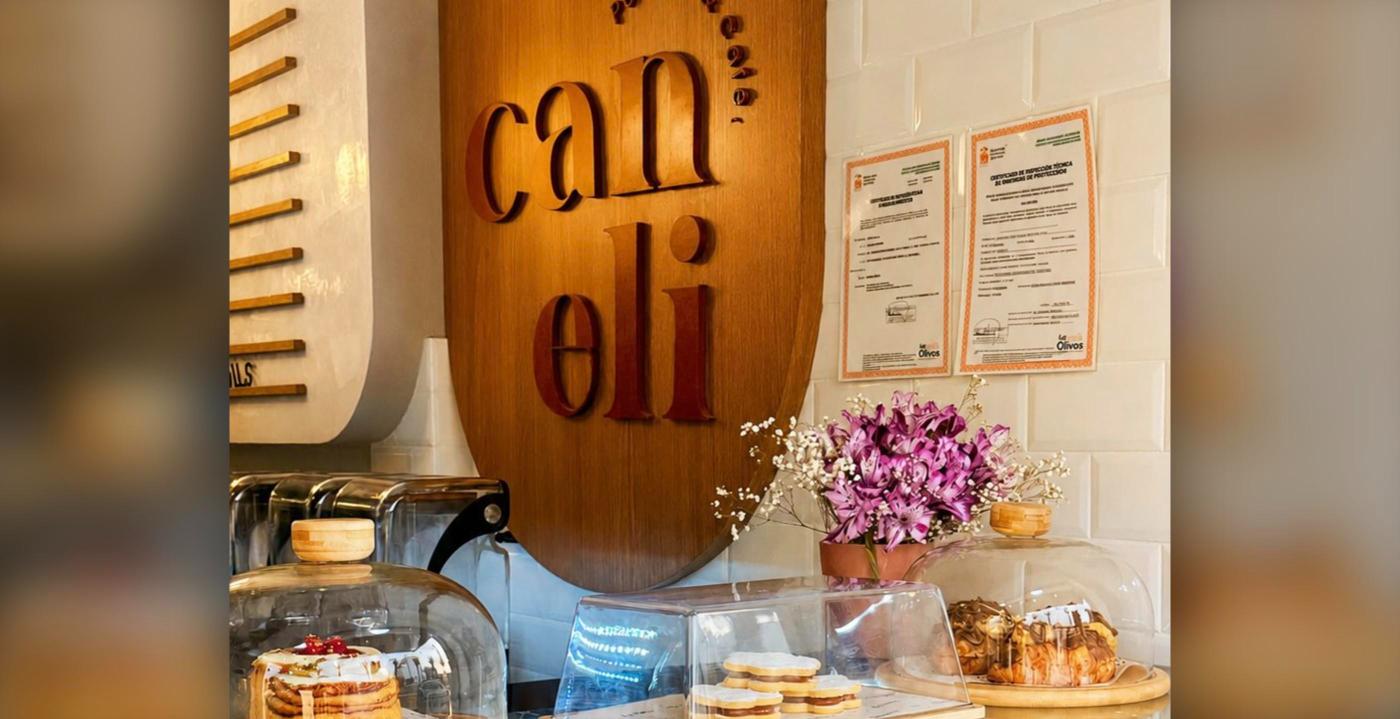 Mostrador de Caneli Café con el letrero de madera caneli
